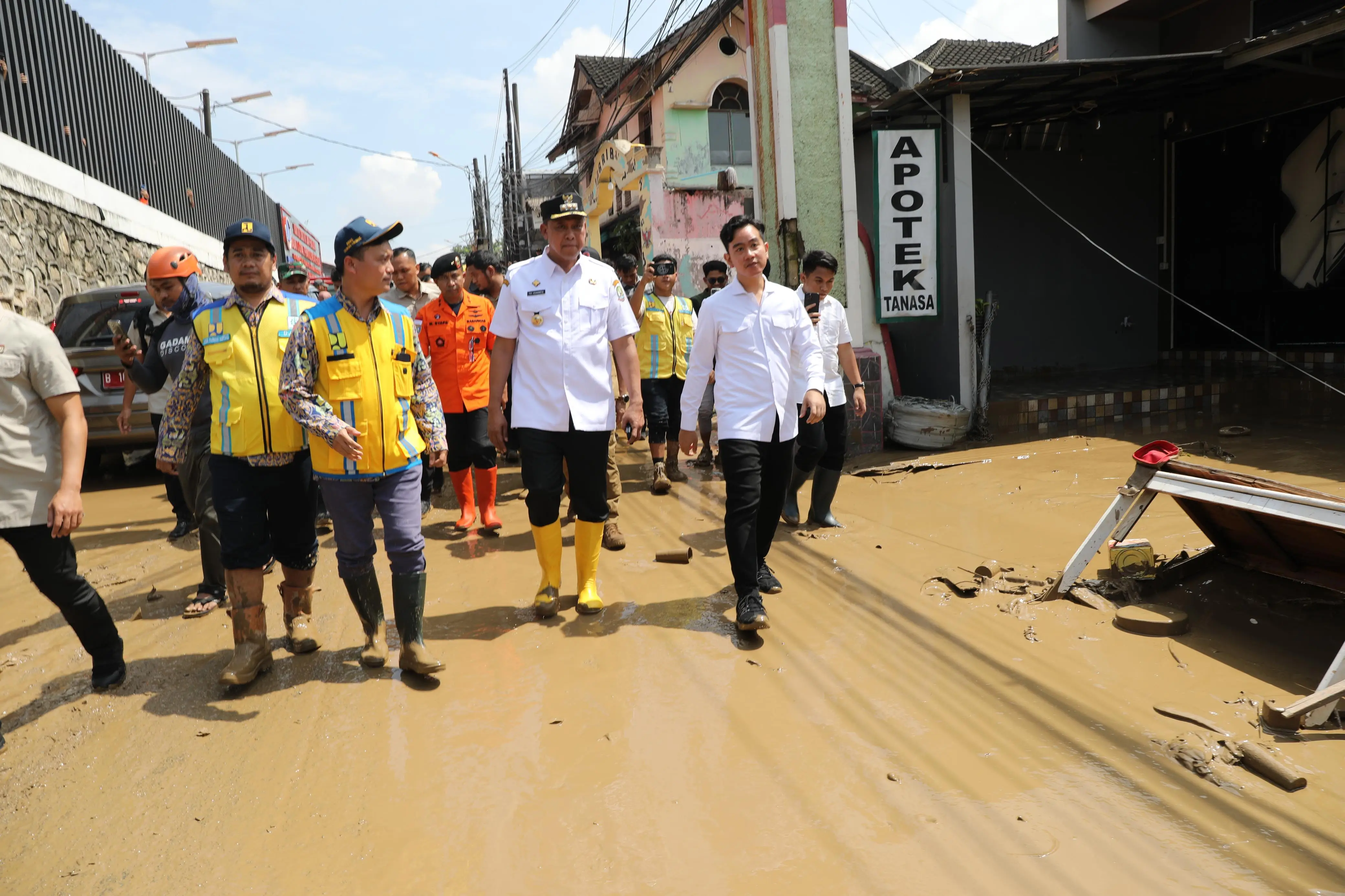 Wapres mengatakan Pemerintah akan memenuhi segala kebutuhan dasar warga termasuk solusi terbaik untuk kedepannya.
